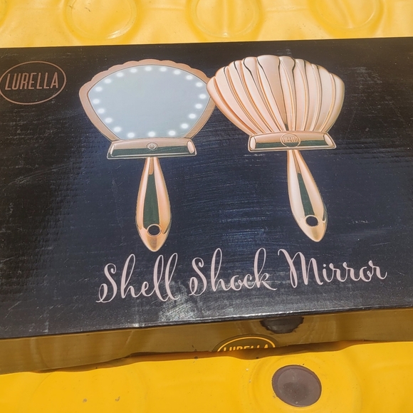 She'll shock mirror - Picture 3 of 4